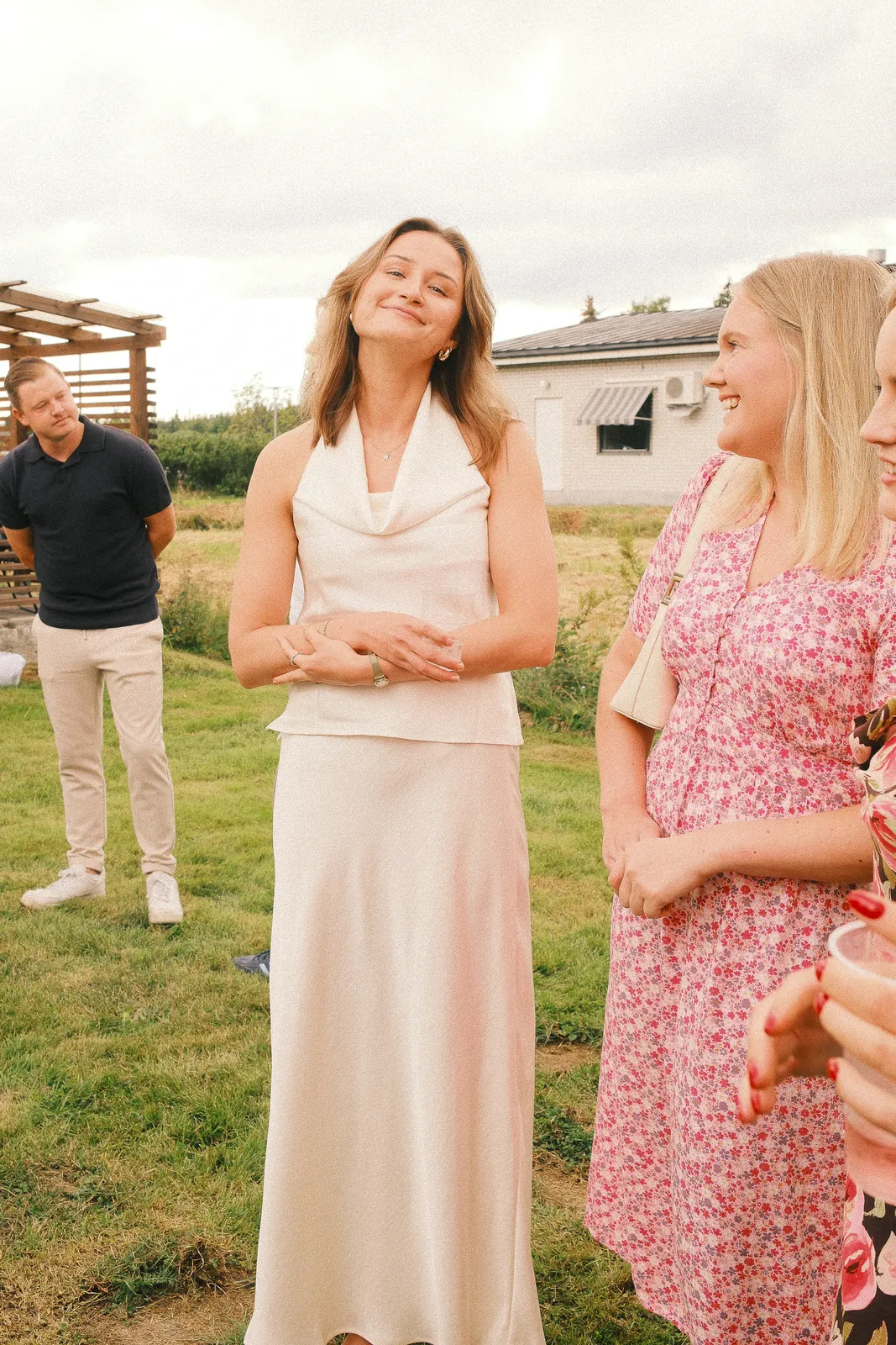 Felicia tillsammans med gäster på förlovningsfesten.
