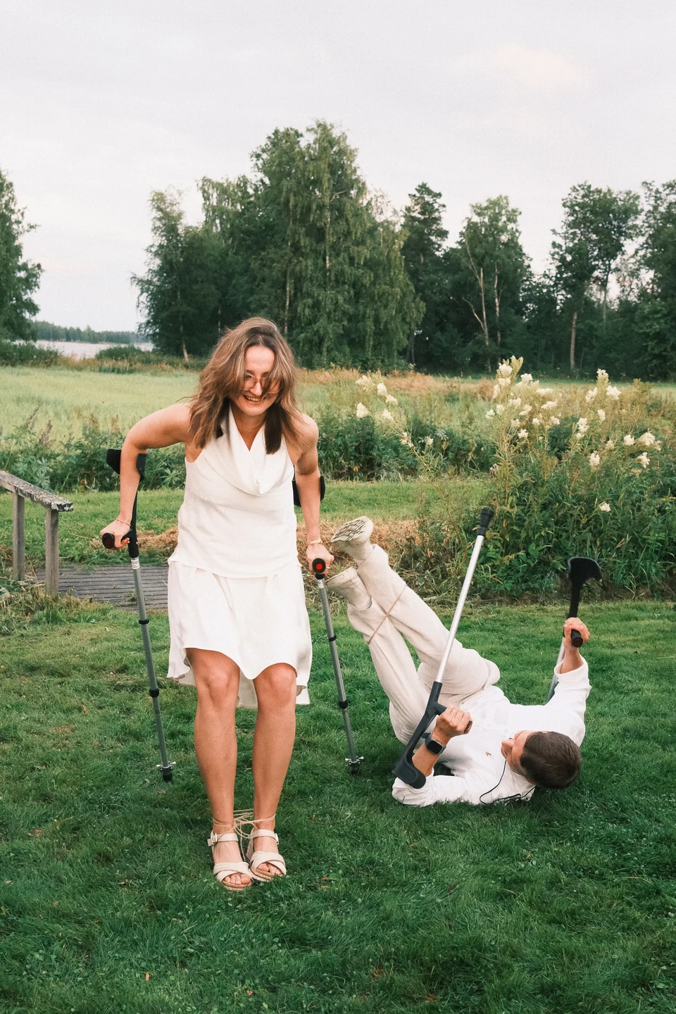 Felicia skrattar medan Atte ligger på gräset under deras förlovningsfest.